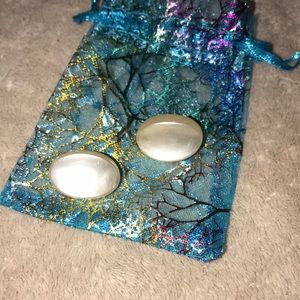 Vintage white and gold clip on earrings 💕